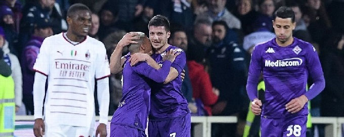 Luka Jovic melakukan selebrasi usai mencetak gol kedua Fiorentina saat mengalahkan AC Milan 2-1 dalam lanjutan Serie A Italia di Artemio Franchi, Ahad (5/3/2023) dini hari WIB